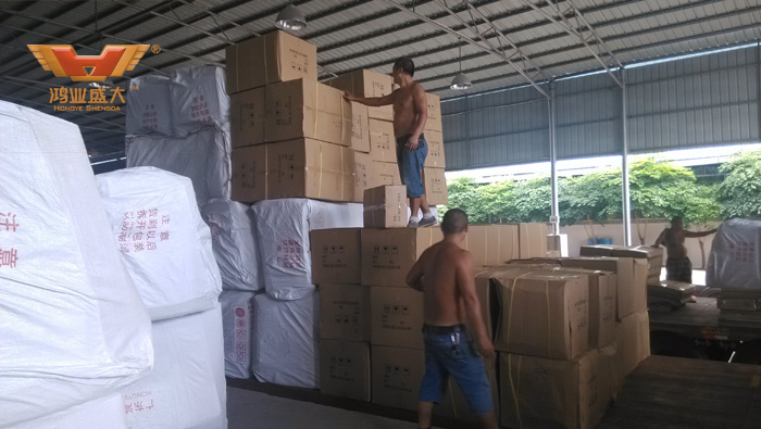 欧宝(中国)员工们在努力把货物准备好，让客户放心。