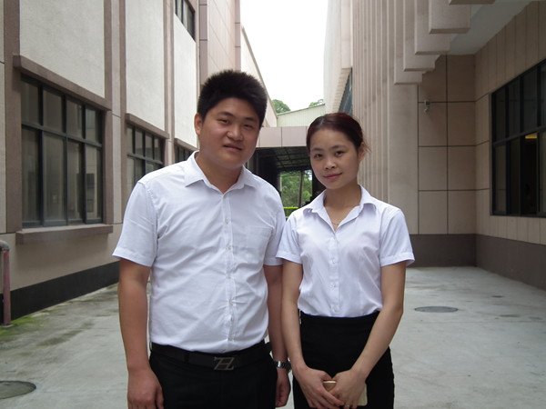  他们是一对夫妻，为了生活，她们微笑着，因为他们知道无论多么困难，多少不公平，没有什么过不去的坎，也没有卖不了的欧宝手机平台，因为他们一直坚信着努力就会有结果，用乐观的生活态度去面对生活，用微笑面对一切的困难！